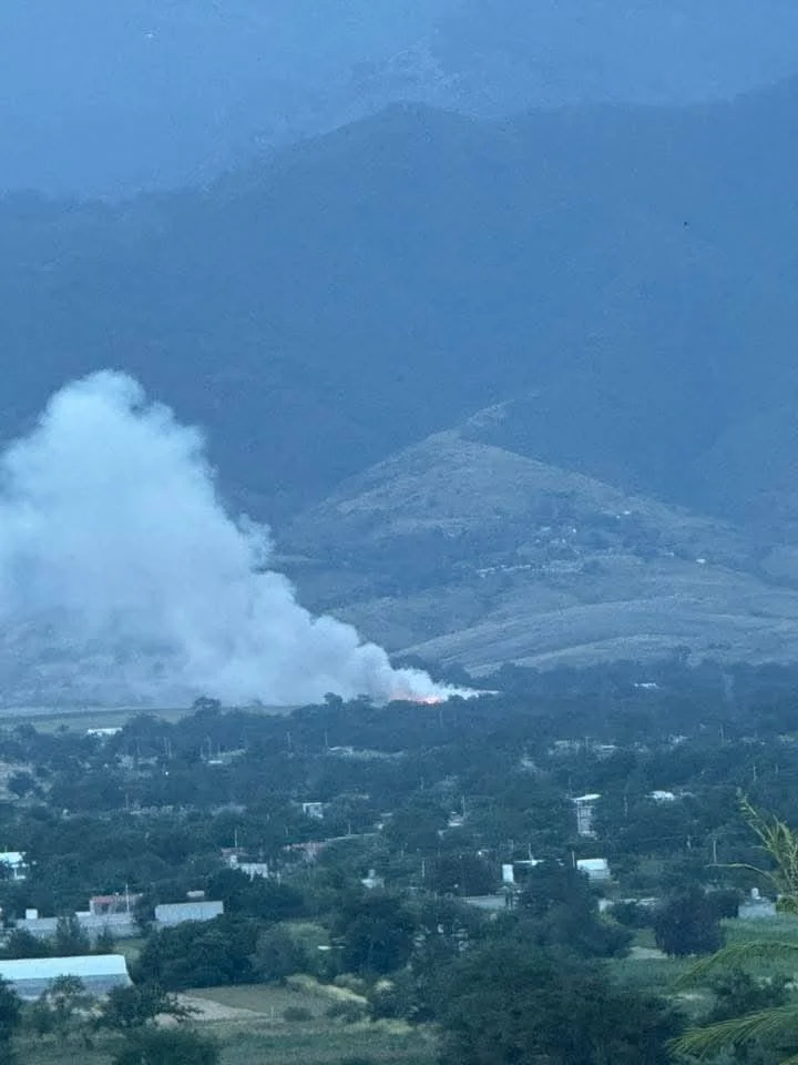 Columna de humo en Zimatlán de Álvarez tras incendio en basurero