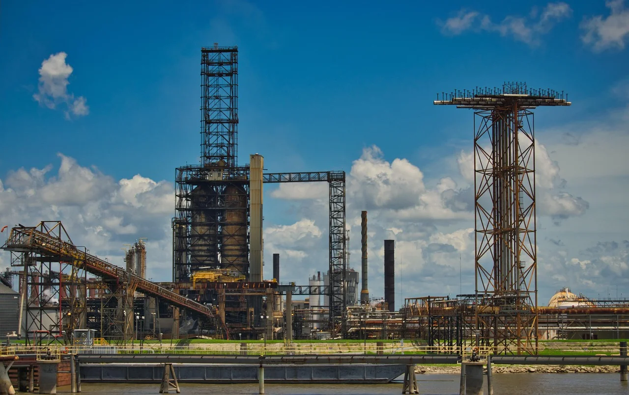 Vista panorámica de una refinería de petróleo con torres y estructuras industriales