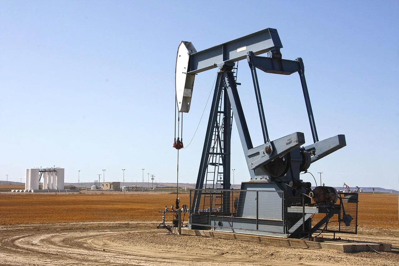 Bomba extractora de petróleo en operación en un campo de producción