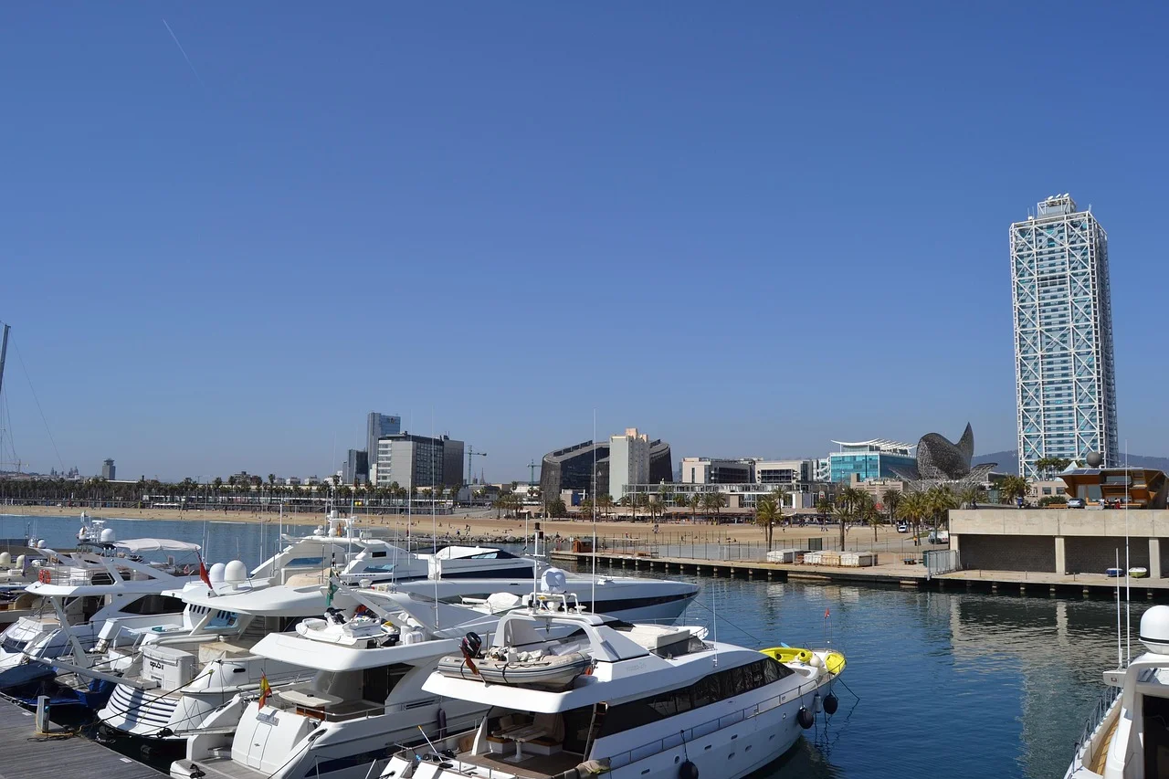 Puerto de Barcelona con yates y vista de la costa urbana