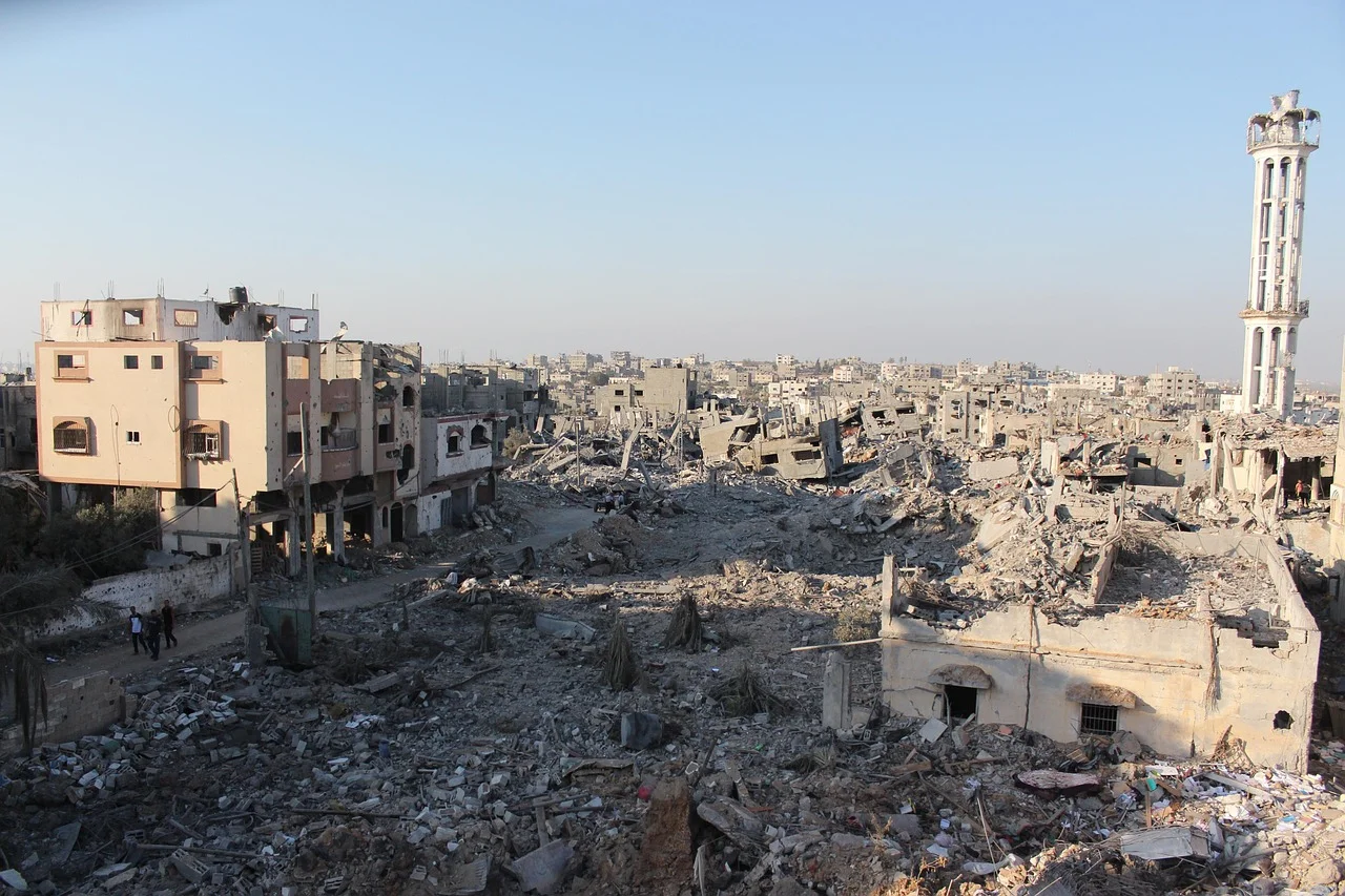 Vista panorámica de Gaza con edificios destruidos y escombros tras los bombardeos