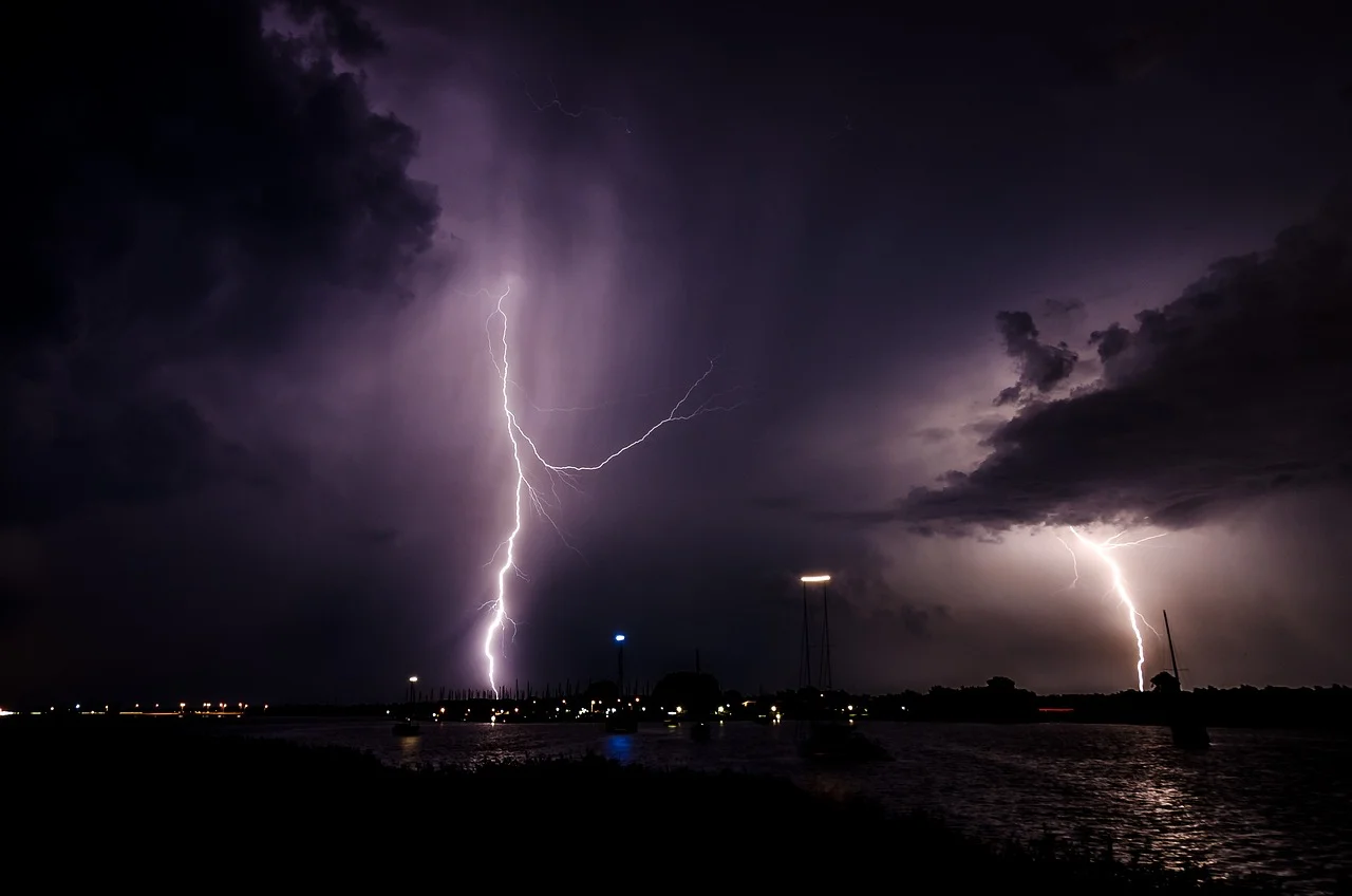 Rayos iluminando el cielo nocturno durante una tormenta eléctrica que genera contaminación por óxidos de nitrógeno medida por la NASA