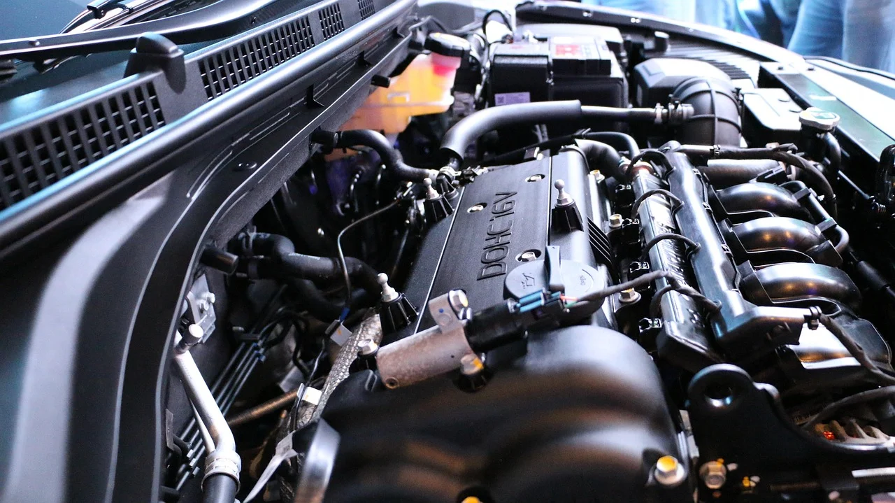 Vista detallada de un motor de automóvil moderno con sistema DOHC y componentes visibles