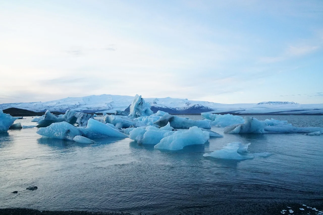 Bloques de hielo derritiéndose en un lago glaciar por efecto del calentamiento global
