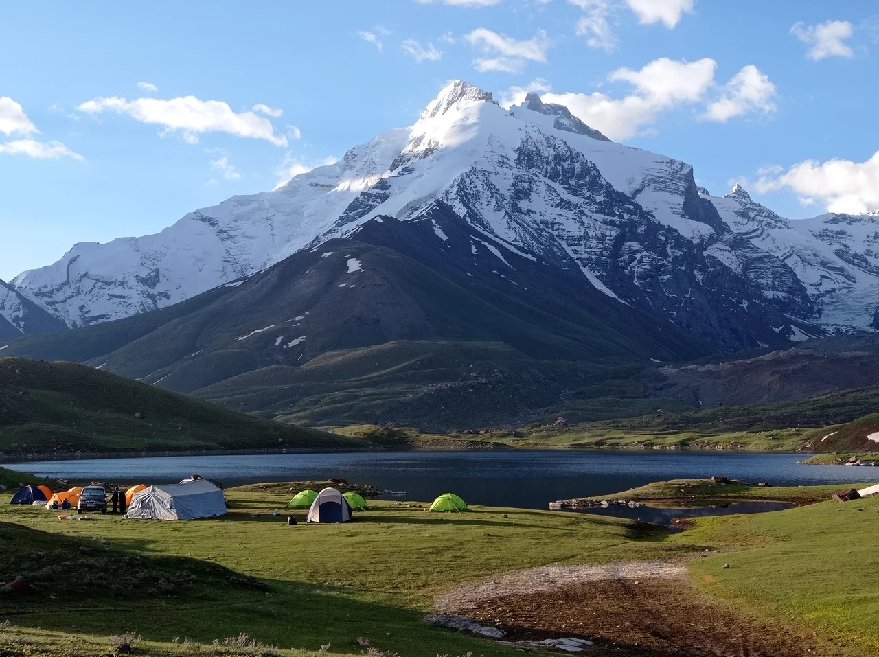 Campamento de investigadores en el glaciar Kyzylsu