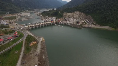Presa de Coca Codo Sinclair en Ecuador, afectada por la sequía que redujo el nivel de agua en sus embalses
