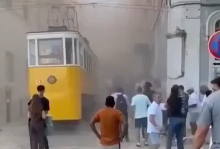 Personas rodean al funicular Gloria entre humo y polvo después del accidente en Lisboa