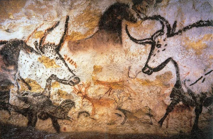 Pinturas rupestres de uros, caballos y ciervos en la Cueva de Lascaux