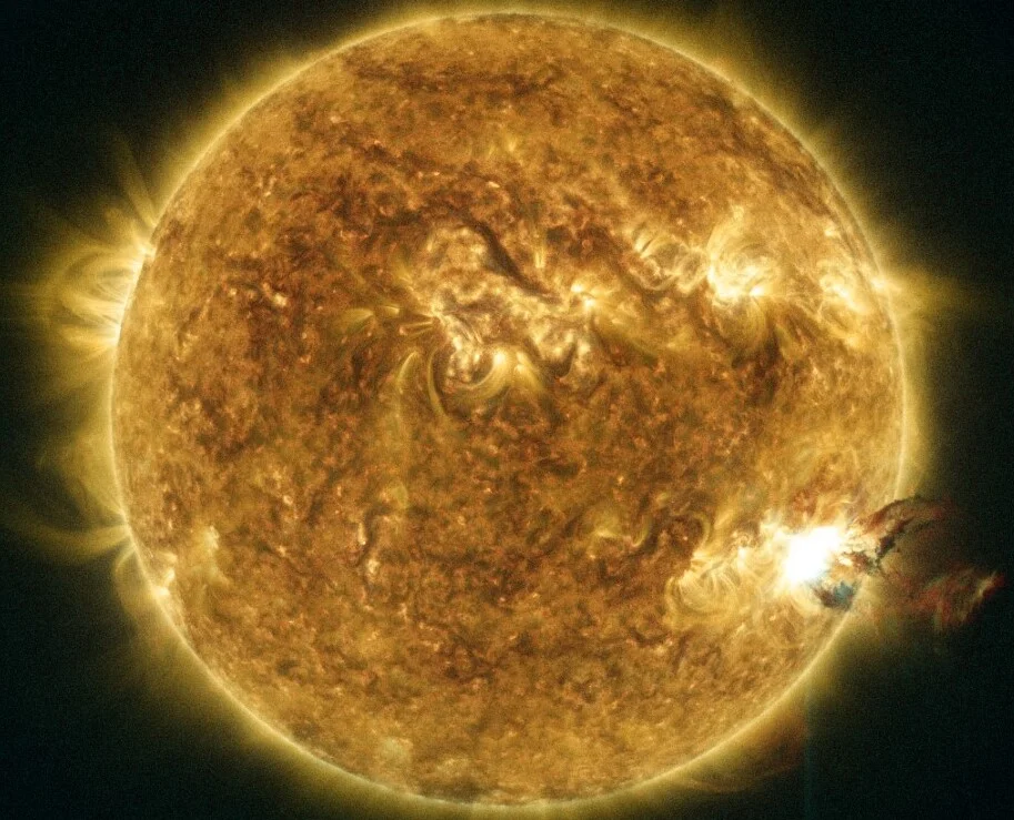 Erupciones solares observadas por el telescopio espacial Solar Dynamics Observatory con procesamiento de datos en SunPy