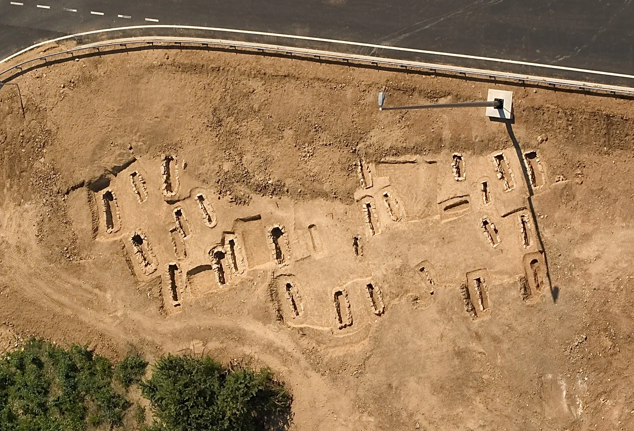 Perspectiva aérea del yacimiento funerario de Velim en Croacia, con restos visibles en el terreno