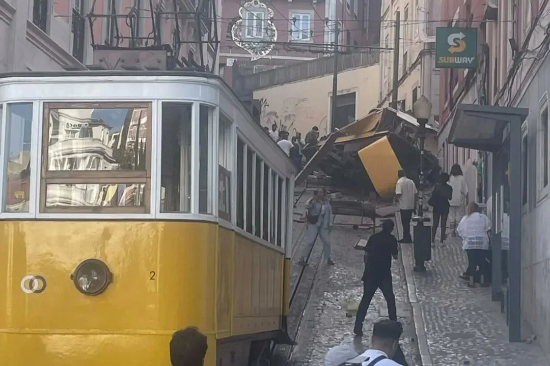 Restos del funicular Gloria tras el accidente en Lisboa