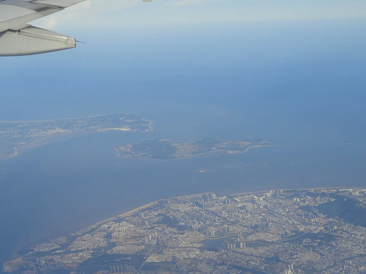 Vista aérea del Estrecho de Taiwán con Xiamen en China continental y las islas Kinmen en primer plano