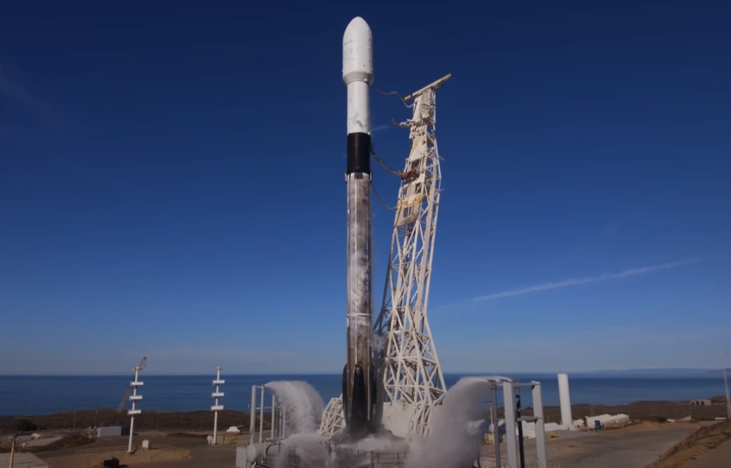 Cohete Falcon 9 de SpaceX en la plataforma de lanzamiento, preparado para poner en órbita las misiones científicas Carruthers, IMAP y SWFO-L1 desde California