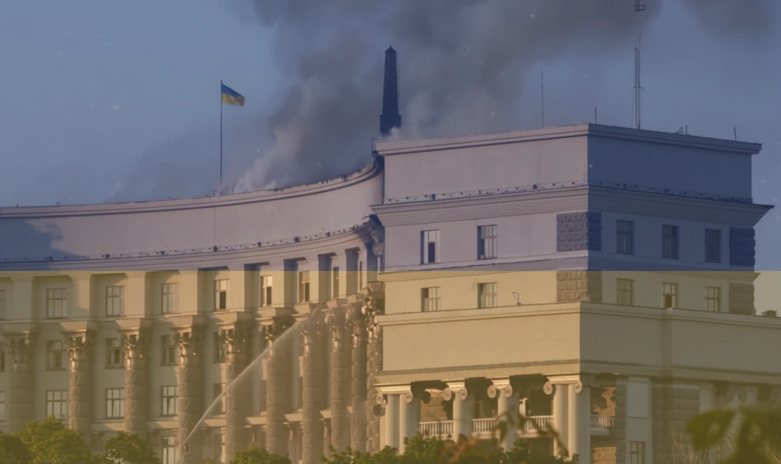 Imagen ilustrativa de la sede del gobierno en Kiev con humo y llamas tras un ataque ruso, mientras bomberos intentan apagar el incendio y la bandera ucraniana ondea en lo alto