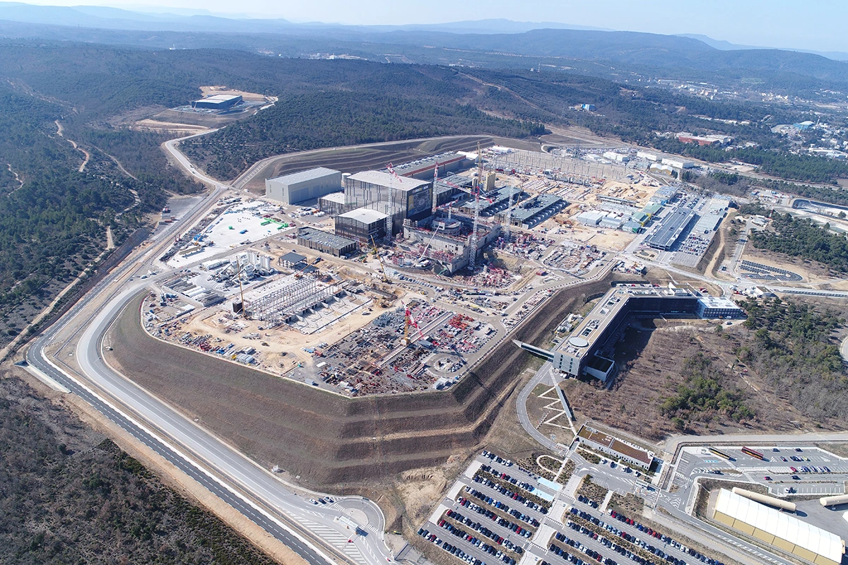 Vista aérea del complejo ITER, con grúas, edificios en obra y una amplia infraestructura en desarrollo