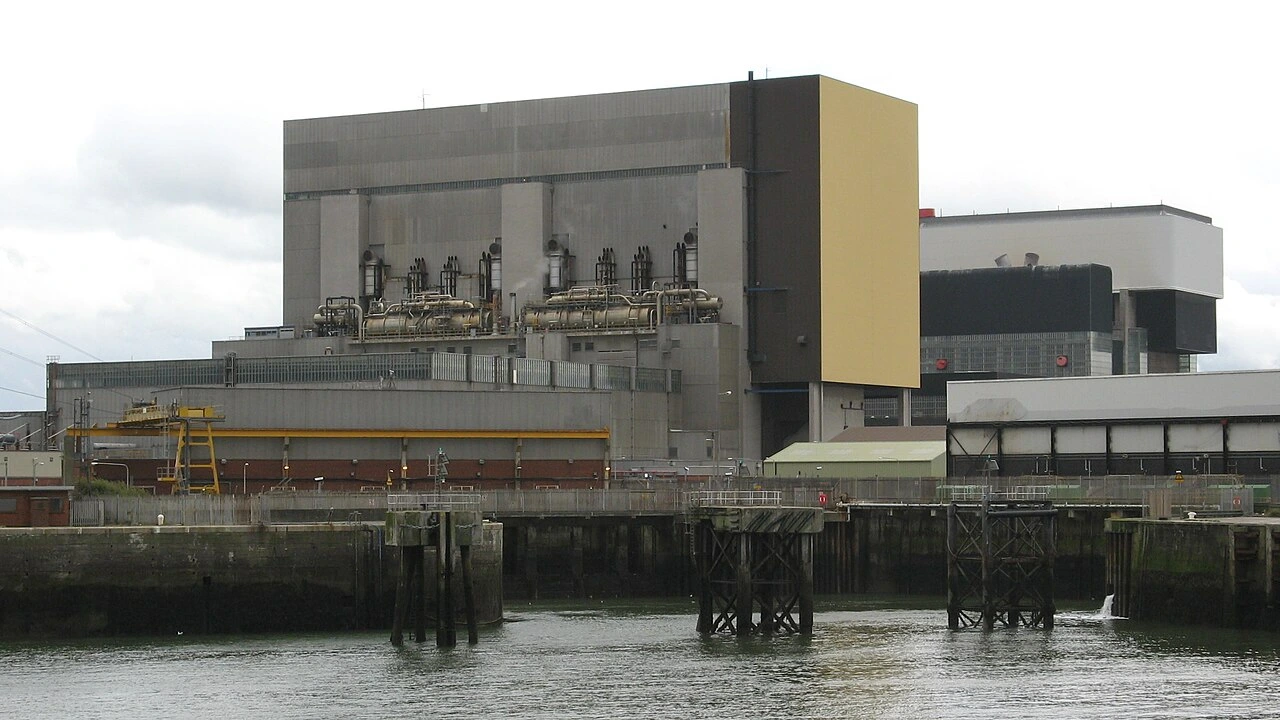 Vista desde el muelle del puerto de Heysham con las instalaciones de la central eléctrica; al fondo se distinguen los volúmenes característicos de las unidades con reactor refrigerado por gas de la planta