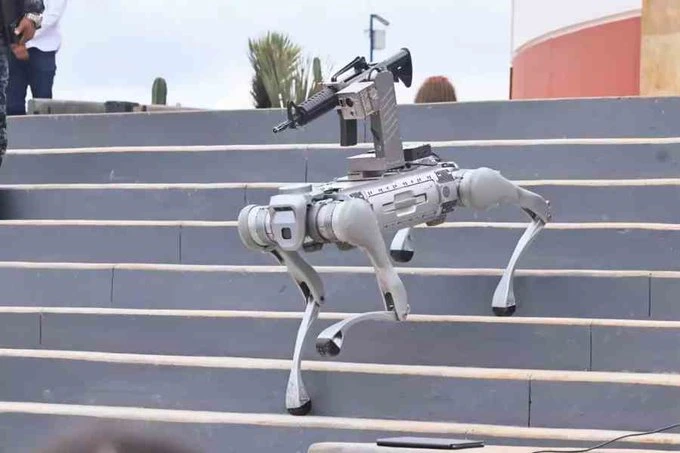 Perro robot de cuatro patas modelo Unitree B2 armado con fusil, mostrado en Zacatecas como parte del equipamiento tecnológico del nuevo C5i