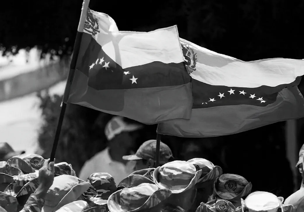 Soldados venezolanos en formación con banderas nacionales, recreación en blanco y negro como imagen ilustrativa generada con IA
