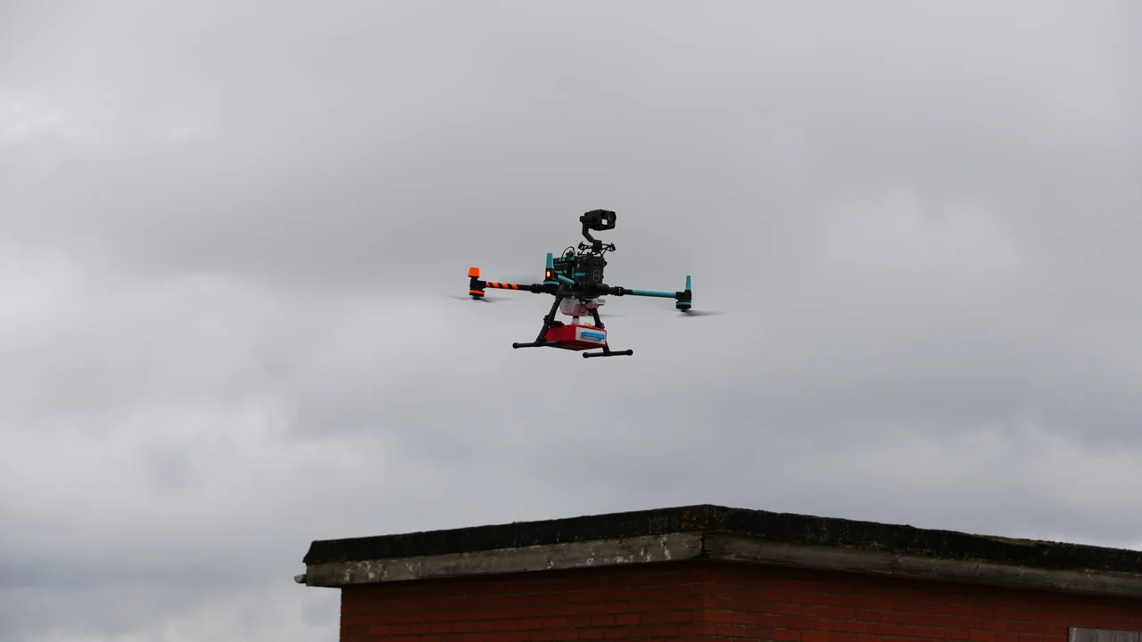 Desfibrilador portátil incorporado en un dron experimental para emergencias médicas