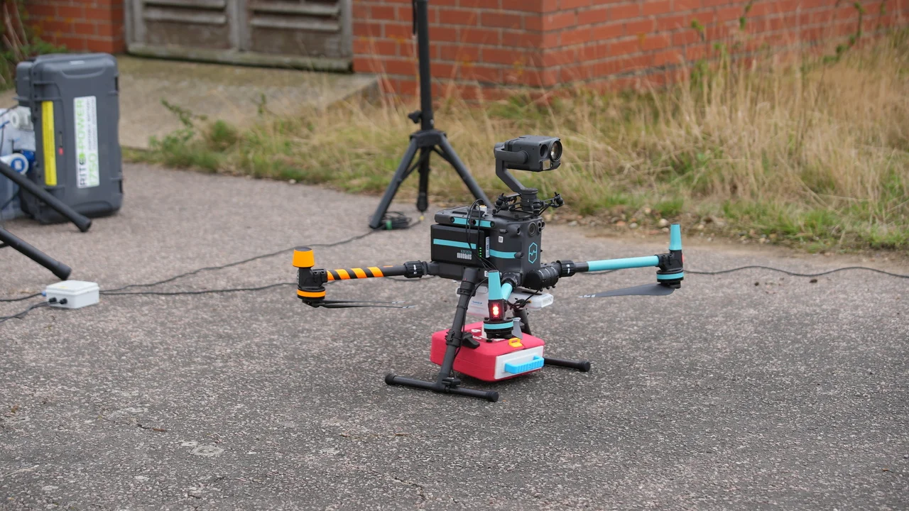 Desfibrilador compacto desarrollado para ser transportado en drones de asistencia médica