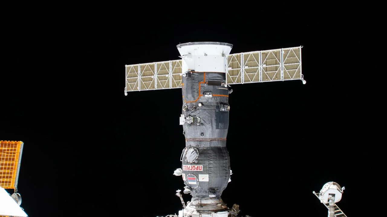 Nave Progress 92 acoplada al módulo Poisk de la Estación Espacial Internacional en julio de 2025