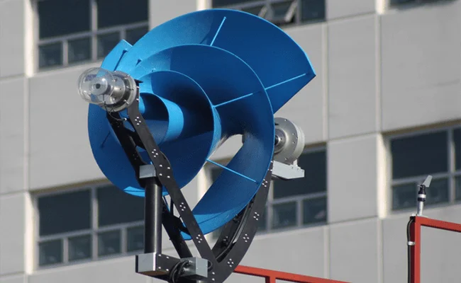 Turbina eólica Liam F1 Urban Wind Turbine instalada en un entorno urbano, con diseño helicoidal azul inspirado en la espiral de Arquímedes para generar electricidad en tejados.