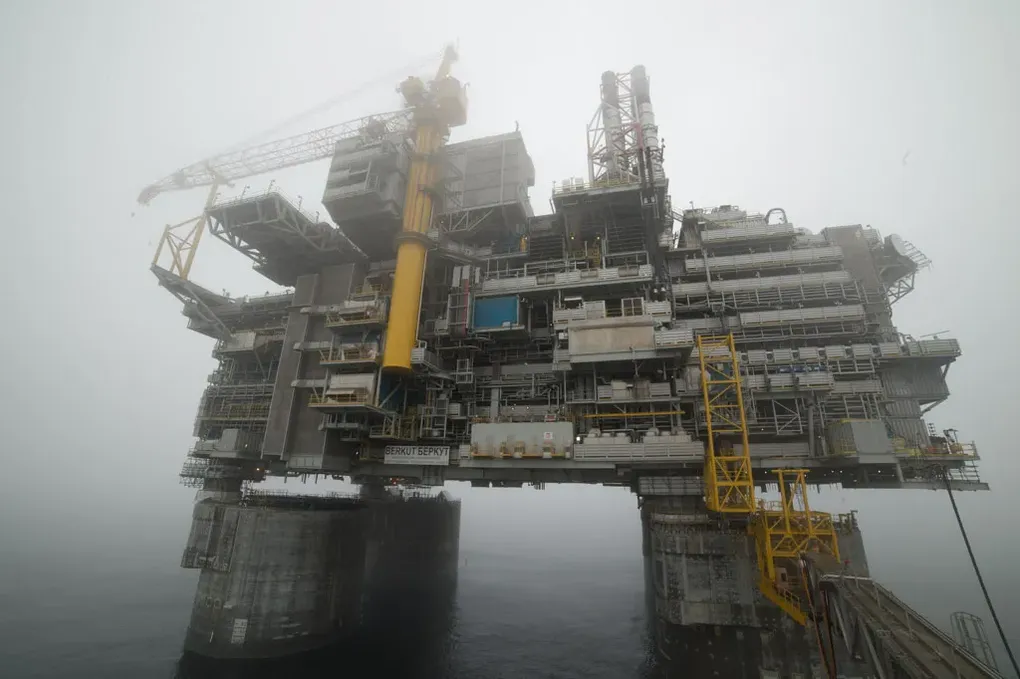 Plataforma Berkut en medio de una densa niebla ártica, resaltando su diseño robusto para condiciones extremas