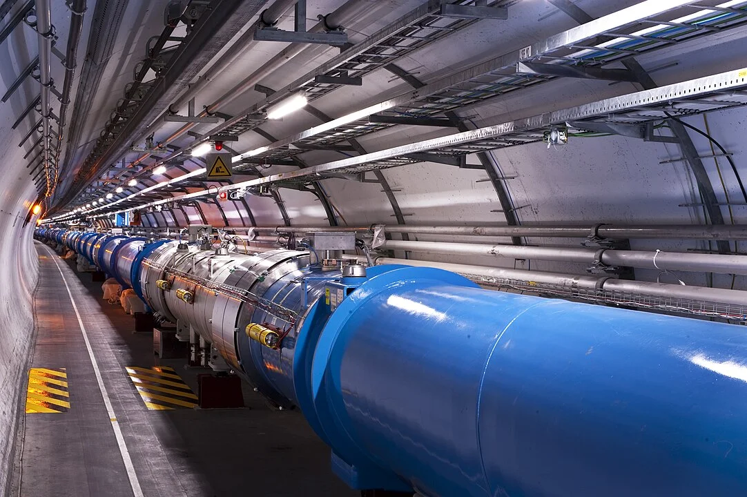 Vista interior del LHC con imanes superconductores alineados que guían haces de protones.
