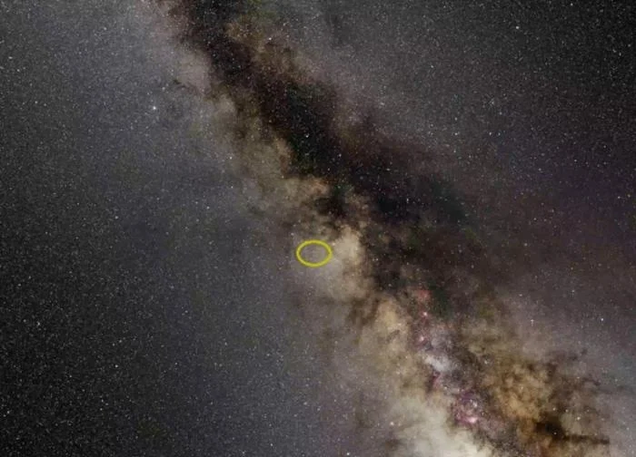 Vista de la Vía Láctea con un círculo amarillo que marca la posición del estallido de rayos gamma GRB 250702B