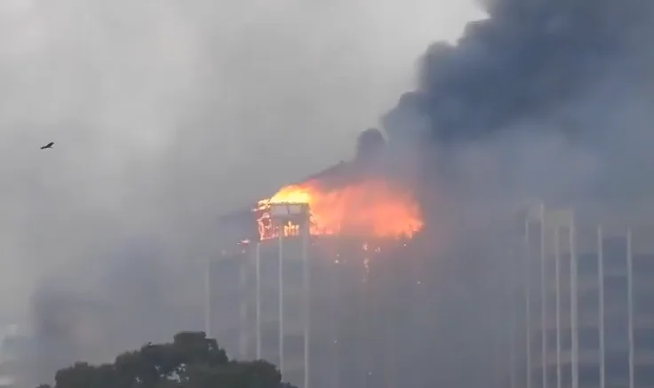 Edificio de un medio de comunicación en Nepal incendiado durante las protestas