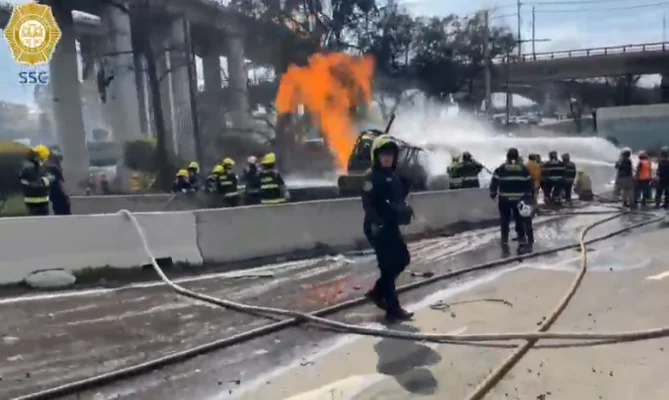 Explosión con llamaradas mientras bomberos de la CDMX controlan la fuga de gas en Iztapalapa tras el accidente