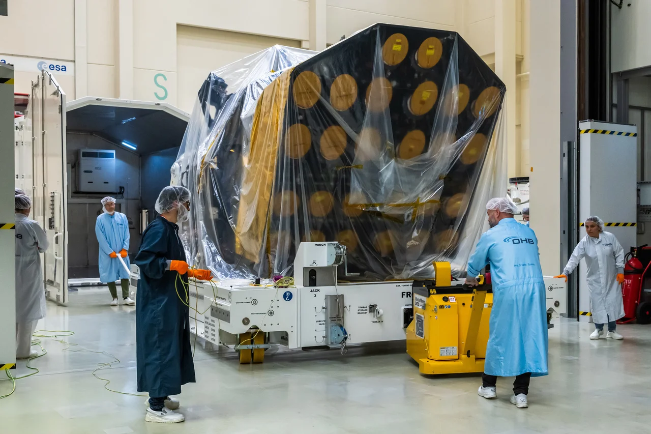 Ingenieros en trajes protectores trasladan la nave Plato de la ESA dentro de la sala limpia de ESTEC tras su llegada a Países Bajos