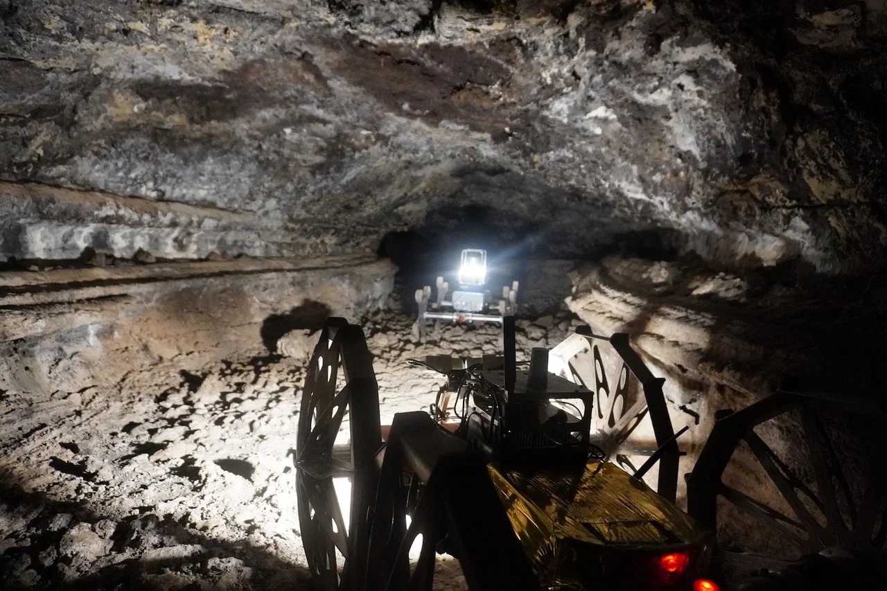 Robot del Laboratorio de Robótica Espacial de la Universidad de Málaga explora el interior de un tubo de lava en Lanzarote con cámaras y luces