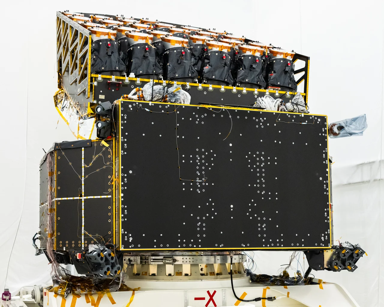 La nave espacial Plato de la Agencia Espacial Europea en ESTEC con sus 26 cámaras apuntando hacia arriba tras ser ubicada en la carpa de aire limpio