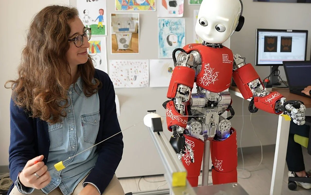 Investigadores del Istituto Italiano di Tecnologia y la Universidad Brown estudian cómo las personas perciben la mano de un robot humanoide como parte de su propio cuerpo durante tareas colaborativas