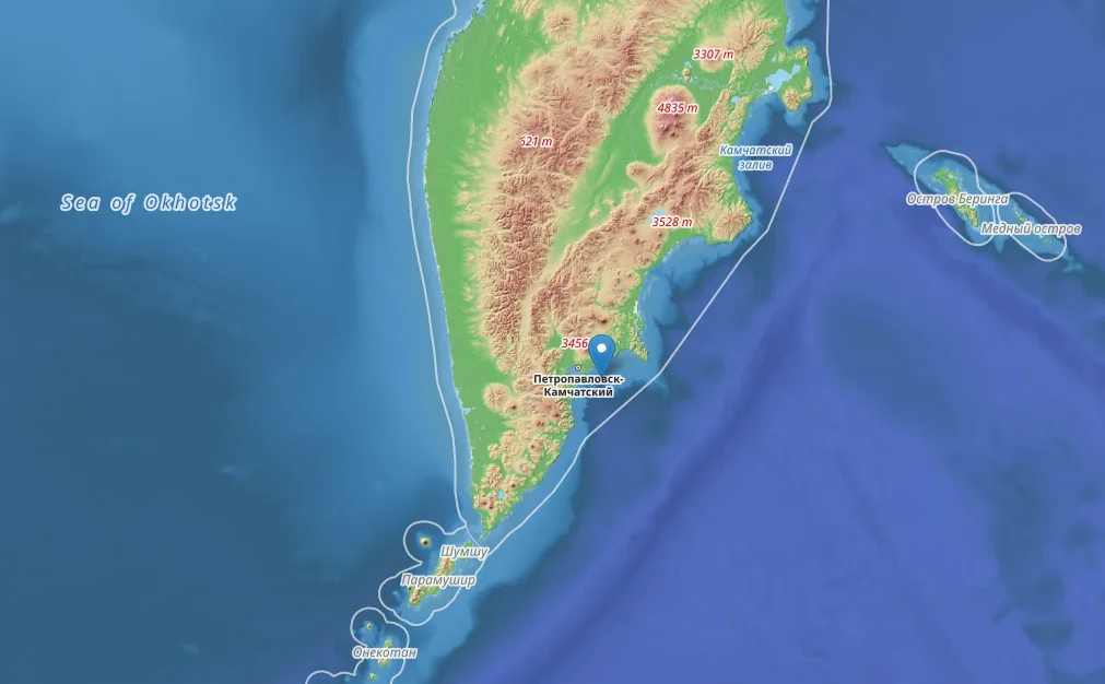 Mapa de OpenStreetMap que muestra la península de Kamchatka y la ubicación aproximada del epicentro del terremoto de magnitud 7,4 en Rusia