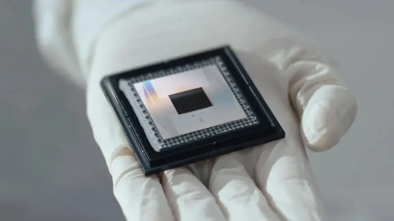Primer plano del nuevo chip Willow desarrollado por Google