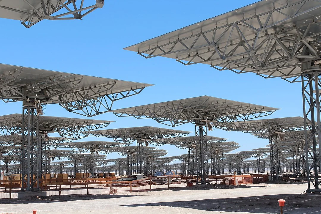 Planta términosolar Cerro Dominador en el desierto de Atacama con torre y helióstatos