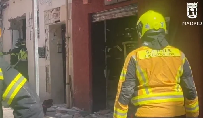 Efectivos de Samur y bomberos revisando el interior del bar Mis Tesoros en Vallecas tras la explosión
