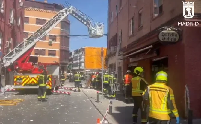 Bomberos de Madrid trabajando con grúa tras la explosión en un bar de Vallecas