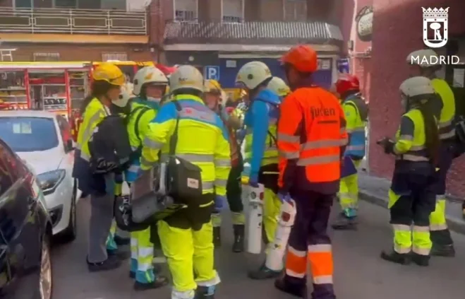 Sanitarios de Samur-Protección Civil y Summa 112 coordinando labores tras la explosión en Vallecas