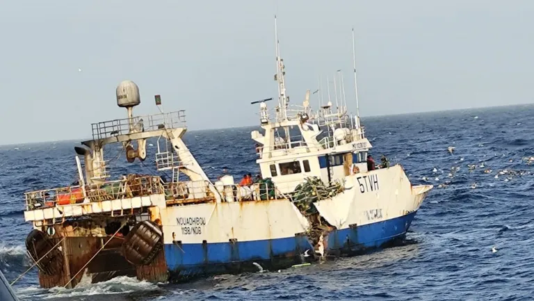 El pesquero Tafra 3 muestra daños tras la colisión en aguas de Mauritania