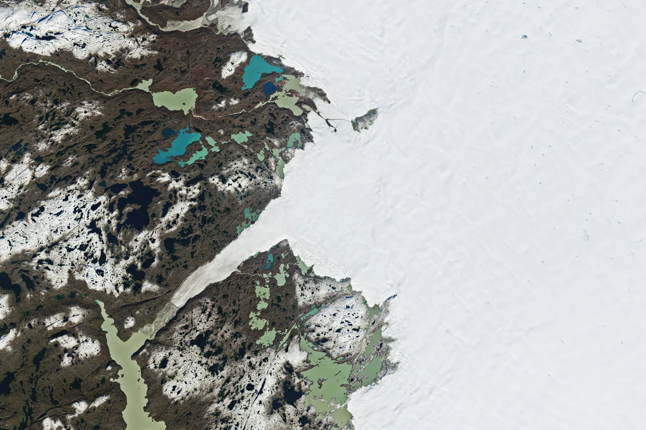 Capa de hielo de Groenlandia cubierta por nieve reciente que devuelve un aspecto claro y homogéneo a inicios de septiembre