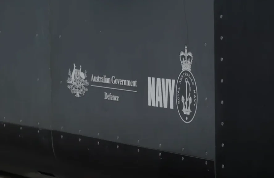 Detalle lateral del Ghost Shark con logotipos de la Marina Real Australiana y del Gobierno de Australia