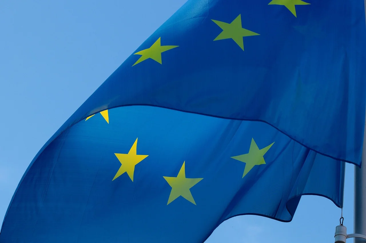 Bandera de la Unión Europea ondeando al viento