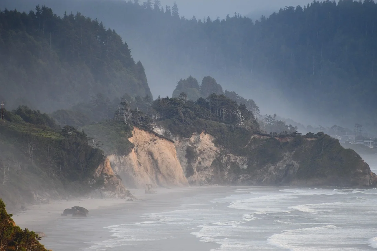 Acantilados costeros erosionados por el océano con neblina marina en el horizonte