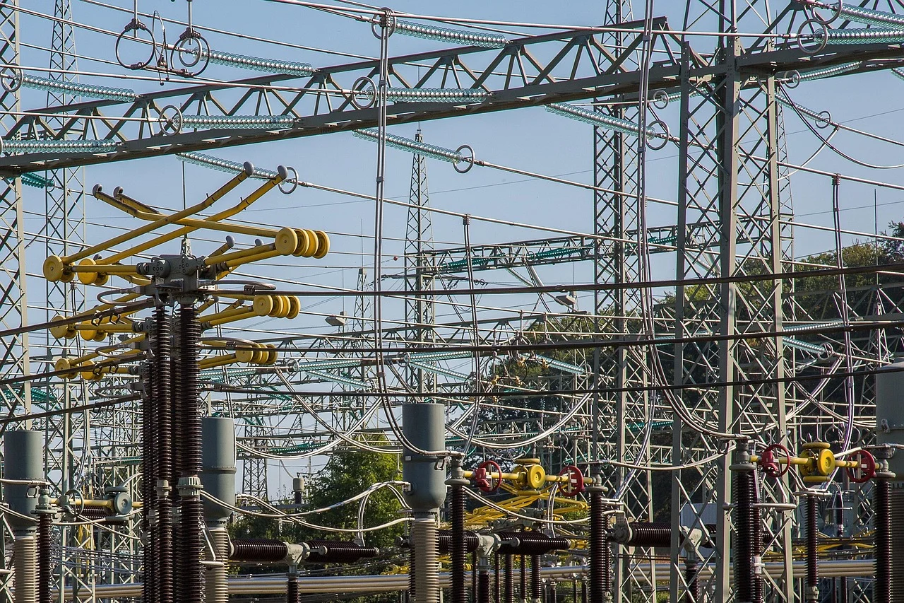 Infraestructura de una subestación eléctrica con cables, aisladores y torres metálicas