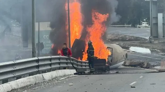 Camión de gas envuelto en llamas tras explotar en Iztapalapa, Ciudad de México