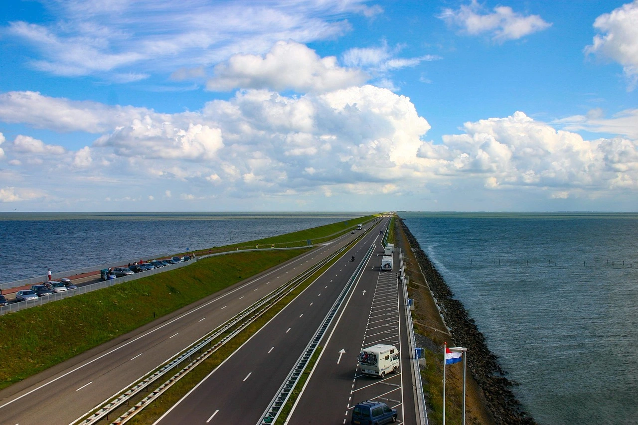 Vista panorámica del dique Afsluitdijk en dirección a la provincia de Frisia