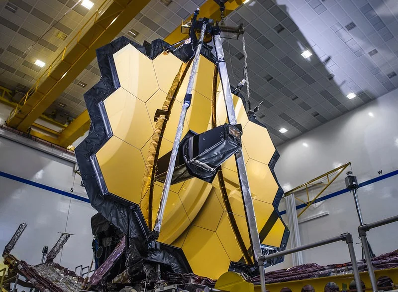 Vista del telescopio espacial James Webb con su espejo dorado desplegado en el espacio